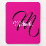 Minimalistisch moderner Monogramm Anfangsname heiß Mousepad<br><div class="desc">Minimalistische moderne Monogramm Anfangsname Schwarz-weiß. Personalisierbarer individuelle Name mit einem kursiven Initial hinter einer heißen rosa Farbe.</div>