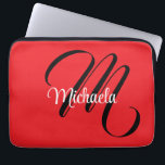 Minimalistisch moderner Monogramm Anfangsname rot Laptopschutzhülle<br><div class="desc">Minimalistische moderne Monogramm Anfangsname Schwarz-weiß. Personalisierbarer individuelle Name mit einem kursiven Initial hinter einer roten Farbe.</div>