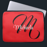 Minimalistisch moderner Monogramm Anfangsname rot Laptopschutzhülle<br><div class="desc">Minimalistische moderne Monogramm Anfangsname Schwarz-weiß. Personalisierbarer individuelle Name mit einem kursiven Initial hinter einer roten Farbe.</div>