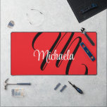 Minimalistisch moderner Monogramm Anfangsname rot Schreibtischunterlage<br><div class="desc">Minimalistische moderne Monogramm Anfangsname Schwarz-weiß. Personalisierbarer individuelle Name mit einem kursiven Initial hinter einer roten Farbe.</div>