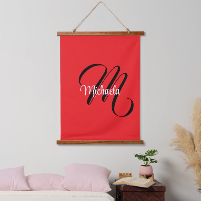Minimalistisch moderner Monogramm Anfangsname rot Wandteppich Mit Holzrahmen (Schlafzimmer)