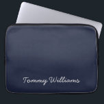 Minimalistisch Navy Blue Beruflich Simple Laptopschutzhülle<br><div class="desc">Diese einfachen,  minimalistischen können personalisiert sein,  einen Namen oder einen beliebigen Text Ihrer Wahl einzufügen. Wenn Sie keinen Text gewollt haben und nur ein Leerzeichen bevorzugen,  können Sie den Text einfach löschen.</div>