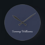 Minimalistisch Navy Blue Beruflich Simple Runde Wanduhr<br><div class="desc">Diese einfachen,  minimalistischen können personalisiert sein,  einen Namen oder einen beliebigen Text Ihrer Wahl einzufügen. Wenn Sie keinen Text gewollt haben und nur ein Leerzeichen bevorzugen,  können Sie den Text einfach löschen.</div>