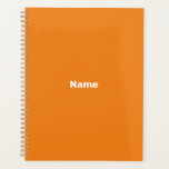 Minimalistisch orangefarbener Text Jahr Monografie Planer<br><div class="desc">Minimalistisch orangefarbener,  individueller Text Jahr monogramm schlichte solide Farbe einfache moderne personalisierte Planer. Vollständig anpassbarer weißer Text,  oder Sie können ihn einfach löschen,  auf orangefarbenem Hintergrund. Sie können ihn mit Ihrem Namen,  Monogramm,  Initialen,  Jahr oder benutzerdefinierten Text anpassen.</div>