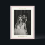 Minimalistisch Pink Wedple Zwei Foto Hanukkah Feiertagskarte<br><div class="desc">Feiern Sie Hanukkah mit dieser eleganten, minimalistisch rosa Urlaubskarte, mit der Sie zwei Ihrer Lieblingsszenen oder Fotos präsentieren können. Die gepflegte, moderne Einrichtung und die sanften Rosatöne verleihen der Touch eine elegante Note, die sich ideal für Paare eignet, die während der Ferienzeit ihre Liebe und Freude teilen möchten. Personalisiert mit...</div>