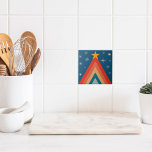 Minimalistisch Red & Blue Retro Groovy Weihnachtsb Fliese<br><div class="desc">Erhöhen Sie Ihre Wohngestaltung mit unseren Retro Groovy Weihnachtsdekorativen Fliesen. Diese festlichen Kacheln sind so konzipiert, dass sie Ihren Wohnraum mit einer Touch von Urlaubscharakter bereichern. Mit zeitlosem Design und saisonalen Elementen verbinden sie Einfachheit und saisonalen Charme und machen sie zu einer idealen Ergänzung Ihrer Urlaubsstimmung. Egal ob Sie Ihre...</div>