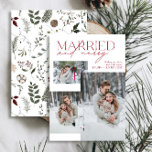 Minimalistisch Red Verheiratet und Merry Newlywed  Feiertagskarte<br><div class="desc">Die atemberaubende neue Minimalistische Red Verheiratet und Merry Newlywed Foto Holiday Card: ein modernes Design mit eleganter Typografie und drei hochgeschätzten Fotos in festlicher Rot-Weiß-Farbe. Die minimalistische Vorderseite wird durch ein warmes, festliches botanisches Wassermuster auf der Rückseite ergänzt, das Grün, Eukalyptus, Kiefern und Beeren zeigt. Ideal, um Ihre besonderen Momente...</div>