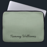 Minimalistisch Sage Green Beruflich Simple Laptopschutzhülle<br><div class="desc">Diese einfachen,  minimalistischen können personalisiert sein,  einen Namen oder einen beliebigen Text Ihrer Wahl einzufügen. Wenn Sie keinen Text gewollt haben und nur ein Leerzeichen bevorzugen,  können Sie den Text einfach löschen.</div>