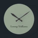 Minimalistisch Sage Green Beruflich Simple Runde Wanduhr<br><div class="desc">Diese einfachen,  minimalistischen können personalisiert sein,  einen Namen oder einen beliebigen Text Ihrer Wahl einzufügen. Wenn Sie keinen Text gewollt haben und nur ein Leerzeichen bevorzugen,  können Sie den Text einfach löschen.</div>
