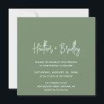 Minimalistisch Sage Green Modern Wedding Einladung<br><div class="desc">Moderne quadratische Hochzeitseinladung mit einem einfachen Design mit Ihren Namen in einer eleganten Schrift Typografie und Ihre Veranstaltungsdetails in einem minimalistischen Sans Serif Schriftart. Alle Designelemente sind in Weiß gehalten,  auf tiefgrünem Hintergrund. Diese schicke Hochzeitseinladung funktioniert gut für eine Sommer- oder Herbsthochzeit.</div>