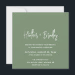 Minimalistisch Sage Green Modern Wedding Einladung<br><div class="desc">Moderne quadratische Hochzeitseinladung mit einem einfachen Design mit Ihren Namen in einer eleganten Schrift Typografie und Ihre Veranstaltungsdetails in einem minimalistischen Sans Serif Schriftart. Alle Designelemente sind in Weiß gehalten,  auf tiefgrünem Hintergrund. Diese schicke Hochzeitseinladung funktioniert gut für eine Sommer- oder Herbsthochzeit.</div>