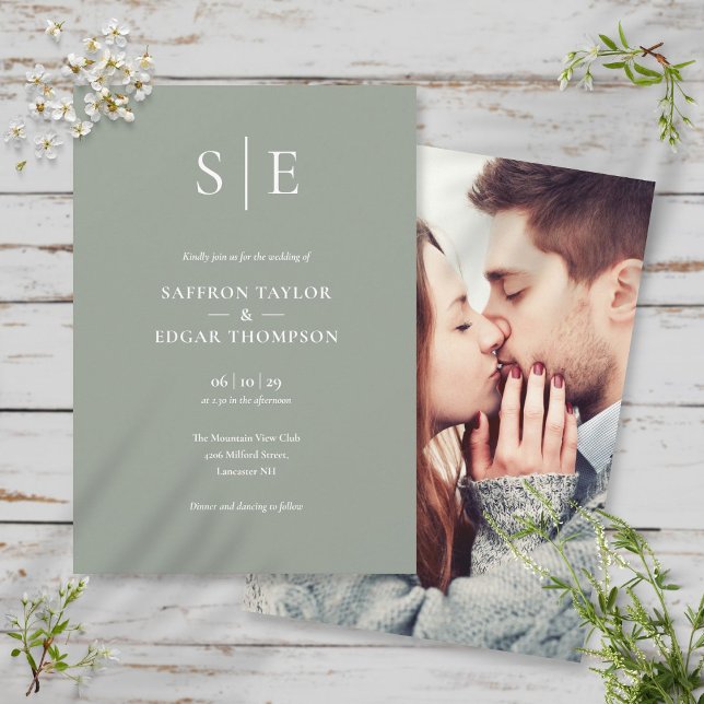 Minimalistisch Sage Green Monogram Foto Wedding Einladung (Von Creator hochgeladen)