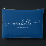Minimalistisch Sapphire Blue Personalisiert Brides Zubehörtasche<br><div class="desc">Das Minimalistische Sapphire Blue Personalisiert Bridesmaid Accessoire Pouch, ein stilvolles und vielseitiges Geschenk, das Ihre Brautjungfrauen in Eleganz feiern soll. Dieses Accessoire ist der Inbegriff des modernen Chic, perfekt für jeden Anlass, von Bräunungsvorschlägen bis zu Brautpartys. Dieses schlichte Design besticht durch eine Sapphire Blue-Farbe, die raffiniert wirkt. Seine Einfachheit und...</div>