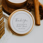 Minimalistisch Silver Danke Ihnen Brautparty Gefal Runder Aufkleber<br><div class="desc">Diese minimalistisch silberne Dankeschön an Brautparty Gunst Aufkleber sind perfekt für einen einfachen Polterabend. Das moderne romantische Design besticht durch klassische silbergraue und weiße Typografie gepaart mit einer rustikalen und eleganten Kalligraphie mit Vintagem handgeschriebenem Stil. Anpassbar in jeder Farbe. Behalt das Design einfach und elegant, wie es ist, oder personalisiere...</div>