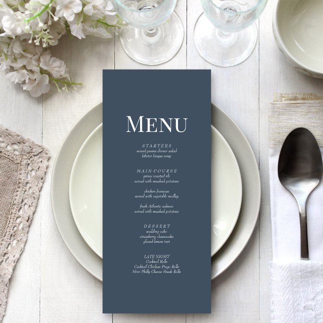 Minimalistisch Slate Blue Monogram Wedding Menu Ca Menükarte (Minimalist Slate Blue Monogram Wedding Menu Card on a beautiful white wedding dinner table.)
