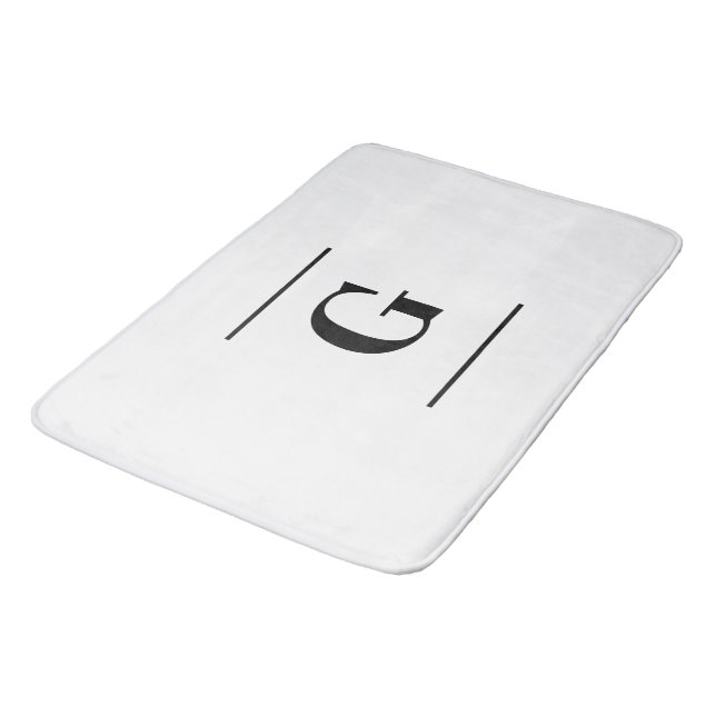 Minimalistisch-weißes Monogramm Badematte (Schrägansicht)