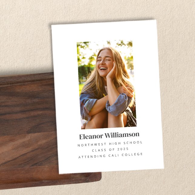 Minimalistisch White Elegant Foto Uni-Abschluß Ankündigung (Von Creator hochgeladen)