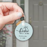 Minimalistisch Zuhause Sweet Zuhause Personalisier Schlüsselanhänger<br><div class="desc">Feiern Sie Ihren neuen Platz mit unserem personalisierten "Zuhause Sweet Zuhause" Schlüsselanhänger! Mit einem hellblauen Hintergrund und einem entspannten, lässigen Schriftart eignet sich dieses schlichte und dennoch charmante Design perfekt, um Ihre neue Haustür zu präsentieren. Die weiche Farbpalette und der minimalistische Stil machen es zu einem idealen Ort für jede...</div>