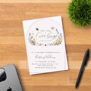 Minimalistische Babyparty mit Wildblumen und Insek Acryleinladungen