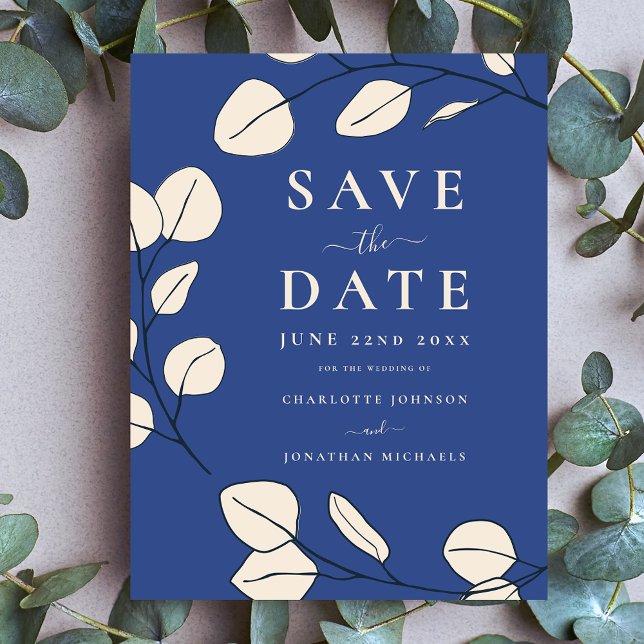 Minimalistische Blätter Moderne, stilvolle Blue We Einladungspostkarte (Minimalist eucalyptus leaves modern stylish blue wedding save the date postcard invitation)