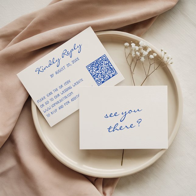 Minimalistische blaue Skript-QR-Code-Hochzeitswebs RSVP Karte (Von Creator hochgeladen)