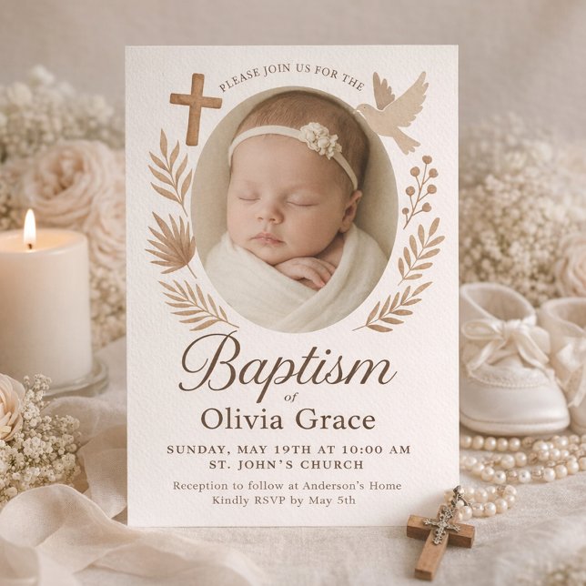 Minimalistische boho weiße Taufe Einladung (Baby Girl Baptism Invitation with Photo, Cross and Dove in Beige)