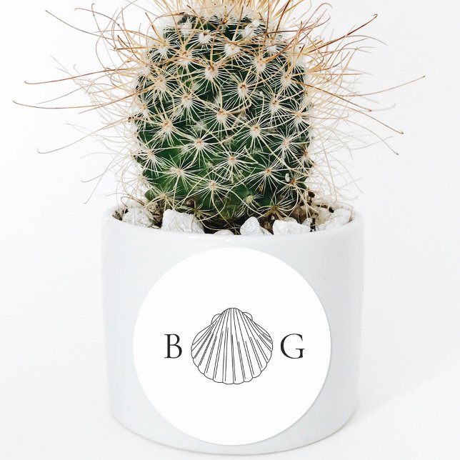 Minimalistische Clam Seashell Monogram-Gastgeschen Runder Aufkleber (Minimalist Clam Seashell Monogram Wedding Favor Classic Round Sticker)