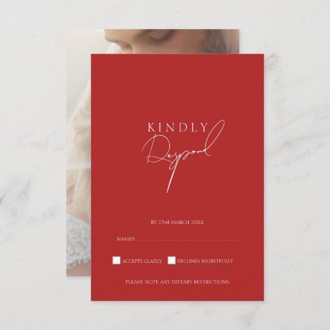 Minimalistische Crimson Red Script Foto Wedding RSVP Karte (Vorne/Hinten)