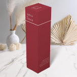 Minimalistische Crimson Red Wedding Wine Box<br><div class="desc">Fügen Sie Ihrer Hochzeit eine Touch Eleganz mit unserer minimalistisch gekrönten Rotwein-Box hinzu, die unsere passende Schreibwarensuite ergänzen soll. Dieses Label mit einem eleganten, schwarzen Hintergrund und weißem Text harmoniert perfekt mit Einfachheit und Raffinesse. Die durchdachte Typografie und das durchdachte Design sorgen dafür, dass Ihre Weinflaschen ein stilvolles Statement abgeben...</div>
