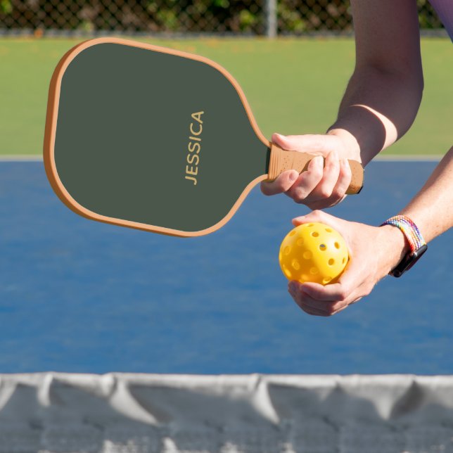Minimalistische dunkelgrüne Goldschrift personalis Pickleball Schläger (InSitu)