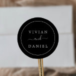 Minimalistische Dunkelschwarze Hochzeitssänger-Ums Runder Aufkleber<br><div class="desc">Diese dunkelschwarzen Umschlag Aufkleber sind perfekt für eine einfache Hochzeit. Das moderne romantische Design besticht durch klassische schwarz-weiße Typografie gepaart mit einer rustikalen und eleganten Kalligraphie mit Vintagem handgeschriebenem Stil. Anpassbar in jeder Farbe. Behalt das Design einfach und elegant, wie es ist, oder personalisiere es durch Hinzufügen von eigenen Grafiken...</div>