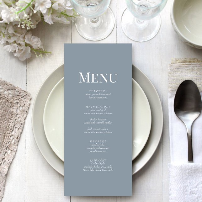 Minimalistische Dusty Blue Monogram Wedding Menu C Menükarte (Minimalist Dusty Blue Monogram Wedding Menu Card on a beautiful white and silver wedding table.)