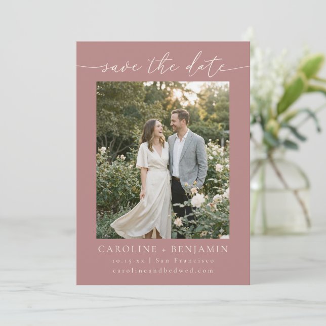 Minimalistische Dusty Rose Schrift Hochzeitsfoto Save The Date (Stehend Vorderseite)