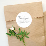 Minimalistische einfache Hochzeit Dankeschön-Vorla Runder Aufkleber<br><div class="desc">Ein schlichtes Dankeschön an Sie bedanken sich bei der Vorlage des Aufklebers, die minimalistische, einfache Dankeschön-Vorlage, das Design des Aufklebers, der moderne klassische Empfang, die Namen des Brautbräutigams, das Bar des Süßwarenbüfetts, die Etiketten erstellen, die Leckerei des Hundes nehmen, das kreative, elegante, kreative und stilvolle Labels der personalisierten Gastgeschenk Hochzeit...</div>