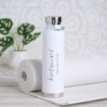 Minimalistische Einfache Hochzeit Trinkflasche<br><div class="desc">Moderne Schwarz-Weiß Hochzeitswasserflasche mit einem einfachen und minimalistischen Design mit "Brautjungfrau" in einem eleganten Drehbuch mit ihrem Namen. Ein niedliches und geistliches Geschenk für Ihre Brautmädchen.</div>