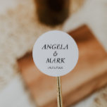 Minimalistische Einfache Schwarz-Weiß-Hochzeit Runder Aufkleber<br><div class="desc">Minimalistischer einfacher Schwarz-Weiß-Rundaufkleber. Hochzeitsticker bevorzugen Aufkleber. Gastgeschenke Hochzeiten danken dir Aufkleber. Matching Artikel in unserer Kollektion "Minimalistische Elegante Hochzeit",  wie unten gezeigt. Vielen Dank!</div>