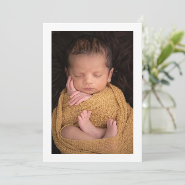 Minimalistische Einführung Baby Portrait Foto Birt Ankündigung (Stehend Vorderseite)