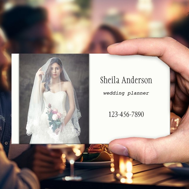 Minimalistische elegante Hochzeitsplaner-Visitenka Visitenkarte (A simple yet chic business card for a wedding planner, featuring a photo of a bride)
