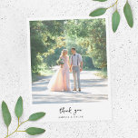 Minimalistische Foto-Hochzeit Dankeskarte<br><div class="desc">Ein minimalistisches Dankeschön Design mit handgeschriebener Schrift Typografie "danke" mit einem eleganten,  raffinierten Schriftart,  der leicht mit Ihrem Namen zusammen mit Ihrem HochzeitsFoto personalisiert werden kann.</div>