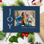 Minimalistische Foto Joy Feiertagskarte<br><div class="desc">Sagen Sie es einfach mit diesen 7" x 5" Foto Grußkarten,  die den Gruß "Joy" in weißen Buchstaben auf marineblau Hintergrund enthalten. Fügen Sie einfach Ihr Lieblings-Foto,  Namen und Jahr hinzu.</div>