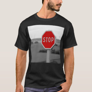 Minimalistische Fotografie auf der roten Stopp Roa T-Shirt