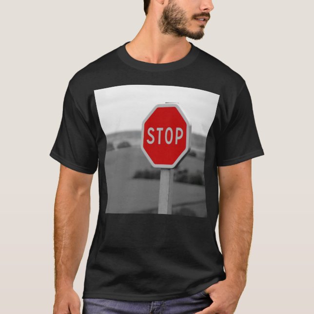 Minimalistische Fotografie auf der roten Stopp Roa T-Shirt (Vorderseite)
