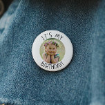 Minimalistische Geschlechterneutralität ist mein G Button<br><div class="desc">Feiern Sie den besonderen Tag Ihres kleinen Kindes mit unserem minimalistischen geschlechtsneutralen Foto-Knopf, der für Kinder jeden Alters konzipiert ist. Dieses Produkt ist perfekt zum Geburtstag in jeder Jahreszeit - Frühjahr, Sommer, Herbst oder Winter - mit einem sauberen, modernen Schwarz-Weiß-Design mit einer Touch von Boho Whimsy. Sein schlichter und dennoch...</div>
