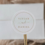 Minimalistische Gold-Hochzeiten-Umschlag Aufkleber<br><div class="desc">Diese minimalistisch vergoldeten Hochzeitsfeiern sind perfekt für eine einfache Hochzeit. Das moderne romantische Design besticht durch klassische Goldtypografie und Weiß, gepaart mit einer rustikalen und eleganten Kalligraphie mit Vintagem handgeschriebenem Stil. Anpassbar in jeder Farbe. Behalt das Design einfach und elegant, wie es ist, oder personalisiere es durch Hinzufügen von eigenen...</div>