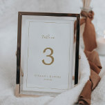 Minimalistische Gold-Tischnummer Tischnummer<br><div class="desc">Diese minimalistische Tischnummer ist perfekt für eine einfache Hochzeit. Das moderne romantische Design besticht durch klassische Goldtypografie und Weiß, gepaart mit einer rustikalen und eleganten Kalligraphie mit Vintagem handgeschriebenem Stil. Anpassbar in jeder Farbe. Behalt das Design einfach und elegant, wie es ist, oder personalisiere es durch Hinzufügen von eigenen Grafiken...</div>