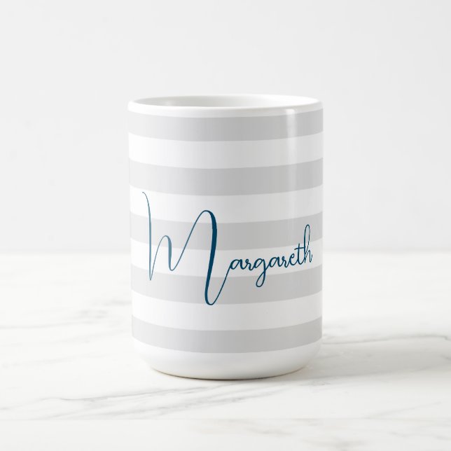 Minimalistische graue Streifen Blauer Name Kaffeetasse (Mittel)