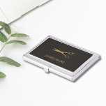 Minimalistische Grauschere Visitenkarten Dose<br><div class="desc">Eleganter Visitenkartenhalter mit goldener Schere und grauem Hintergrund. Sie können Ihr Monogramm oder Ihren Namen hinzufügen.</div>