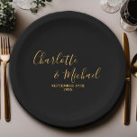 Minimalistische Hochzeit mit Black Gold Script Pappteller<br><div class="desc">Machen Sie Ihren großen Tag mit diesen Minimalistischen Hochzeitspapier-Tellern aus dem Black-Gold-Script-Format besonders. Personalisiert mit Ihren Namen und Hochzeitsdatum,  fügen sie Ihrem Empfang eine Touch der Eleganz hinzu.</div>