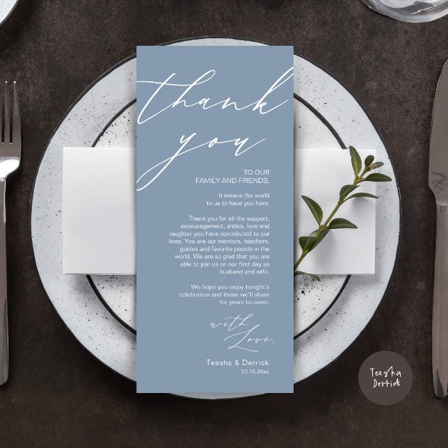 Minimalistische Hochzeitsplatteinstellung Dankesch Programm (Wedding Place Setting Dinner Thank You Card, Modern Romantic Script, in Dusty Blue)