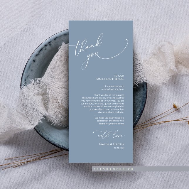 Minimalistische Hochzeitsplatteinstellung Dankesch Programm (Wedding Dinner or Brunch Guest Place Setting Thank You Card, In Modern Classy Romantic Dusty Blue.)